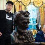 La batalla Musk-Trump saca a Tesla del club del billón en Bolsa
